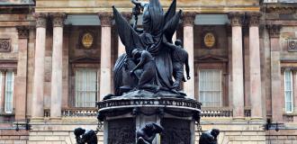 A photo of the Nelson Monument in Exchange Flags Square.